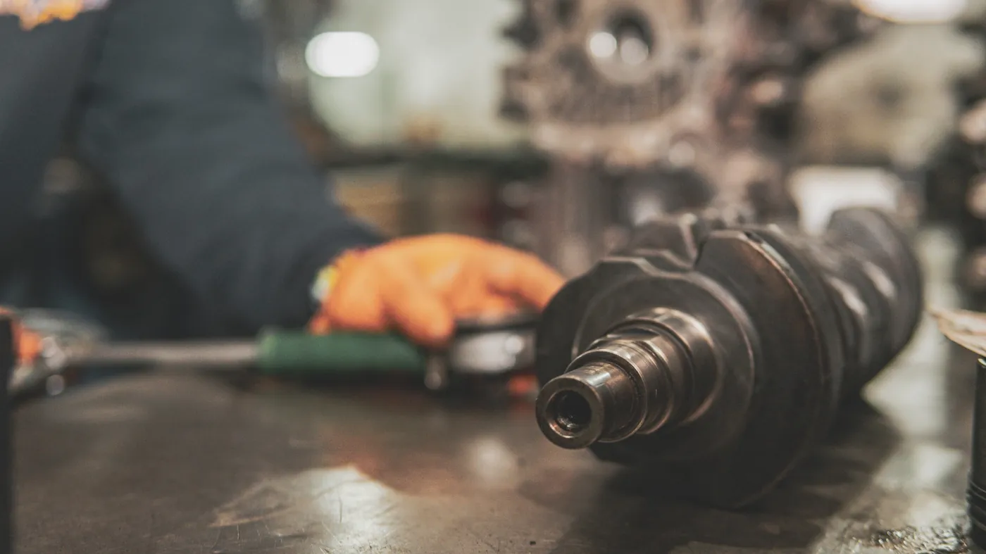 Cigüeñal de motor diésel revisado en el taller