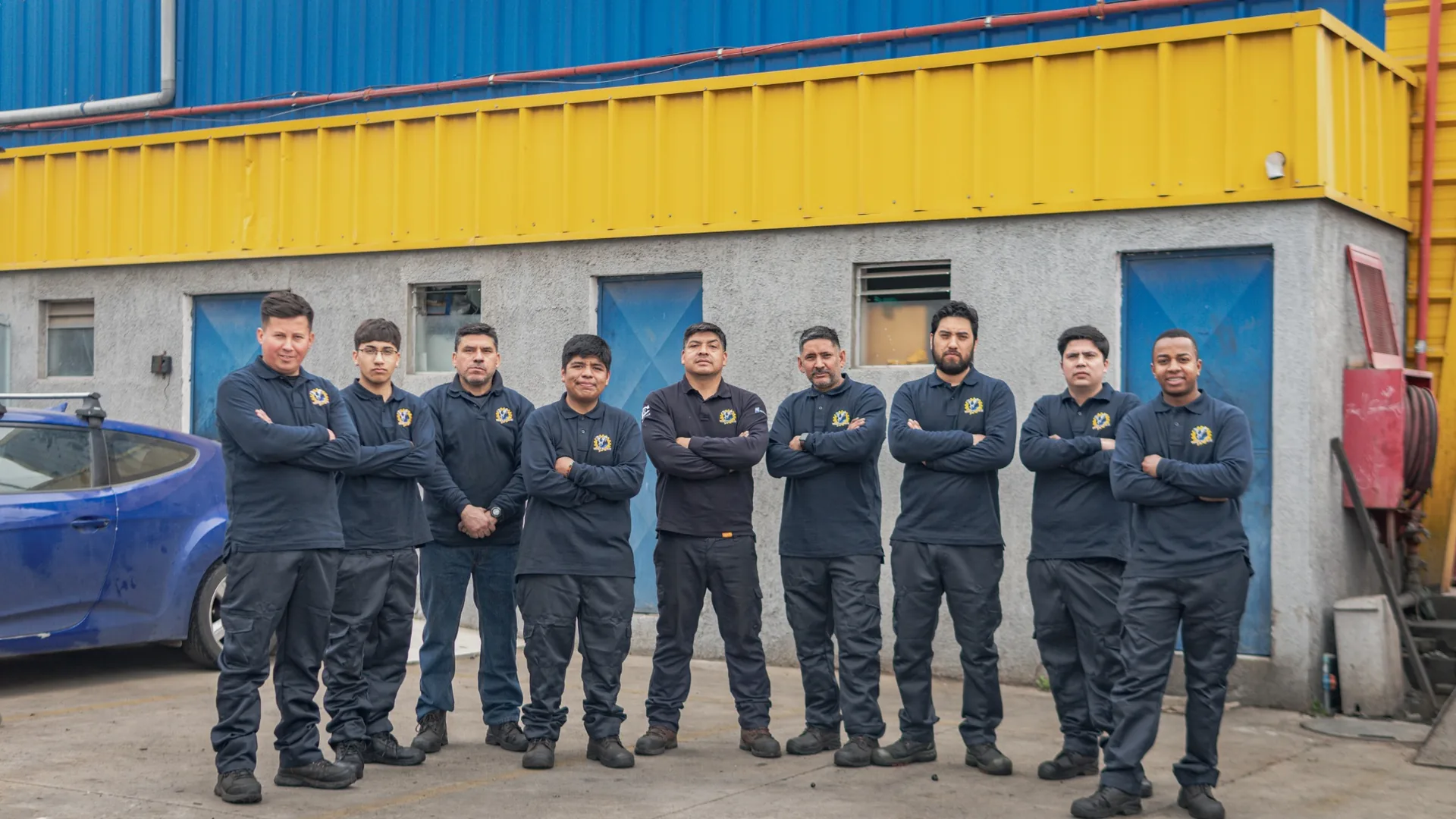 Equipo de V&V Motores en el taller