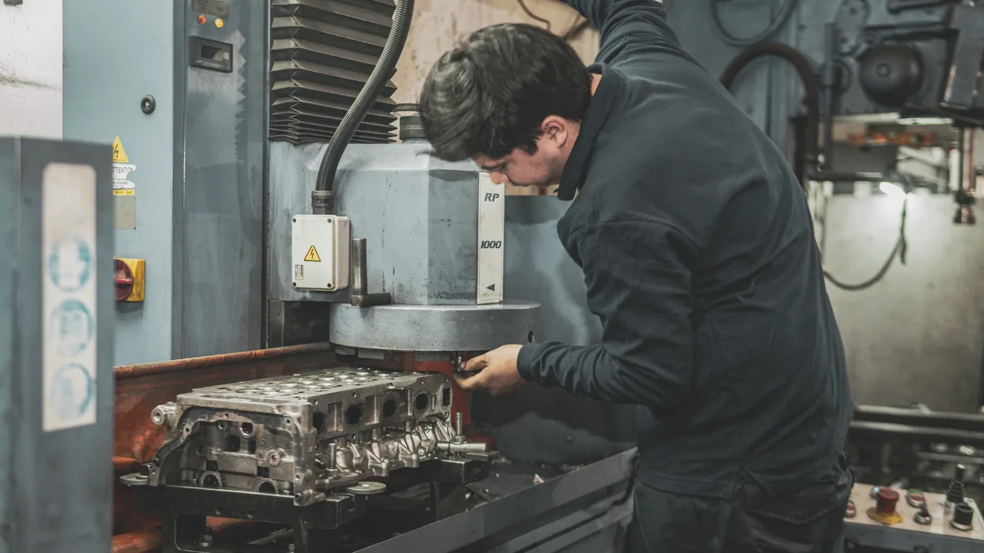 Rectificado de culata de motor en máquina rectificadora